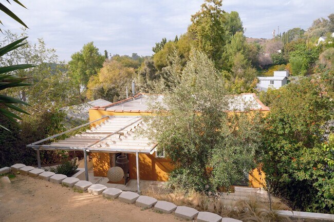 Building Photo - Serene 2bed /1 Bath Spanish Hideaway in He...