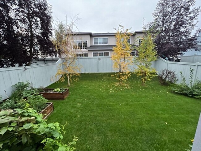 Building Photo - Updated 3 Bedroom Condo!