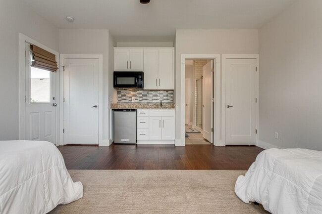 Building Photo - Available Now! 4 Bed, 3.5 Bath, Convenient...