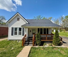 Building Photo - 3 Bedroom / 2 Bath House in Springfield