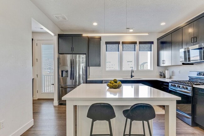 Building Photo - Beautiful Townhome in Daybreak