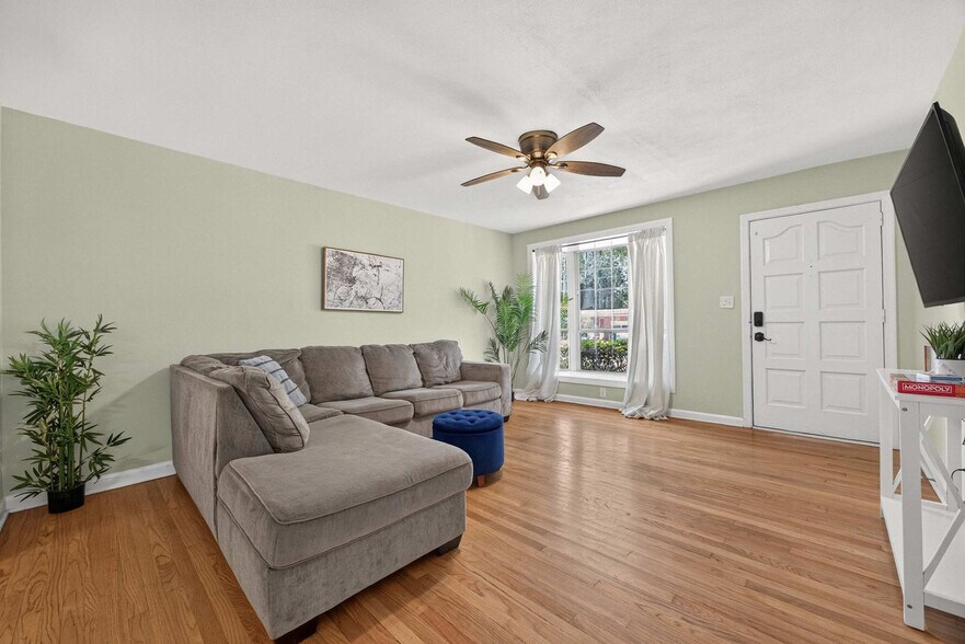 Building Photo - 8633 Emerald Isle Cir S