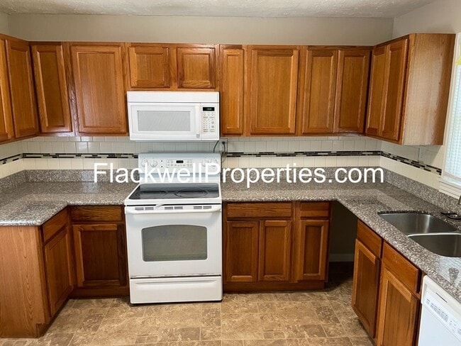 Building Photo - Well Maintained 2 bedroom, 1 Bath home
