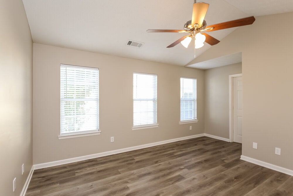 Building Photo - 204 Springbottom Dr SE