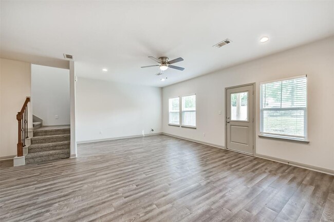 Building Photo - 914 Shady Ln