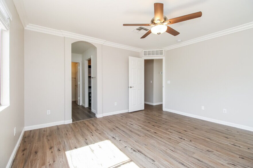 Building Photo - 878 E Pollino St