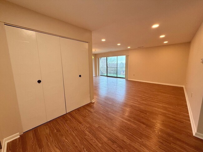 Building Photo - 1006 Paradise Rd