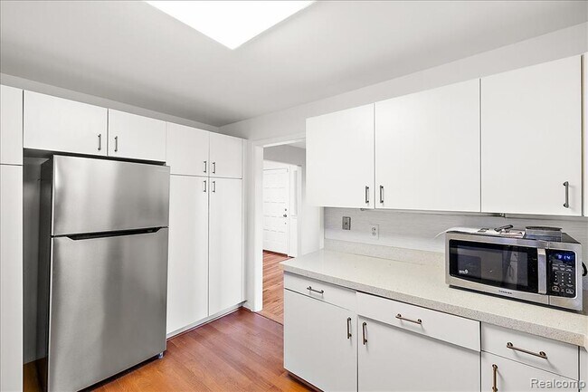 Building Photo - 564 Brookside Ave