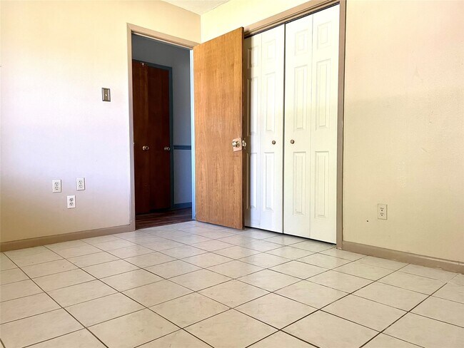 Building Photo - 2507 Lynn Dr