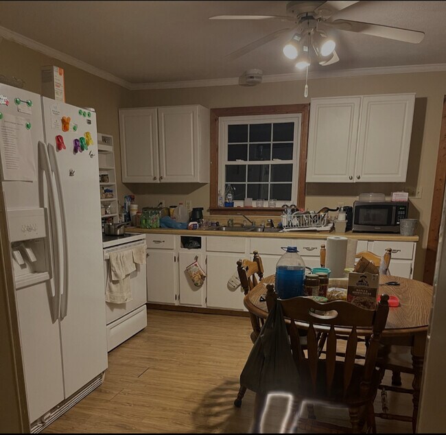 Shared kitchen - 1912 Barkley Rd