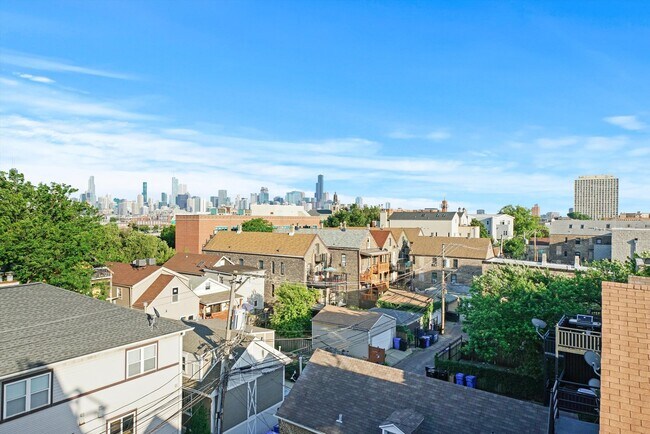 Building Photo - 1541 N Bosworth Ave