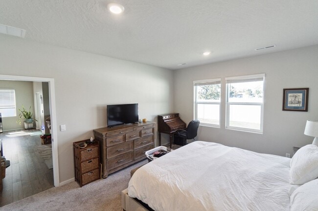 Building Photo - 4 Bed 2 Bath Single Family Home in Cheney!!
