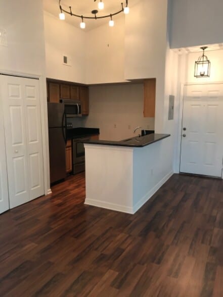 Building Photo - 8301 Elm Park Dr