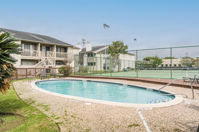 Building Photo - 3919 Fairmont Pkwy