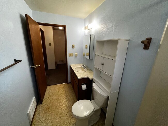 Building Photo - 1110 Shorewood Dr