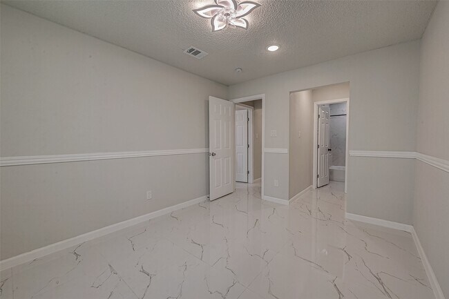 Building Photo - 12055 Fairpoint Dr