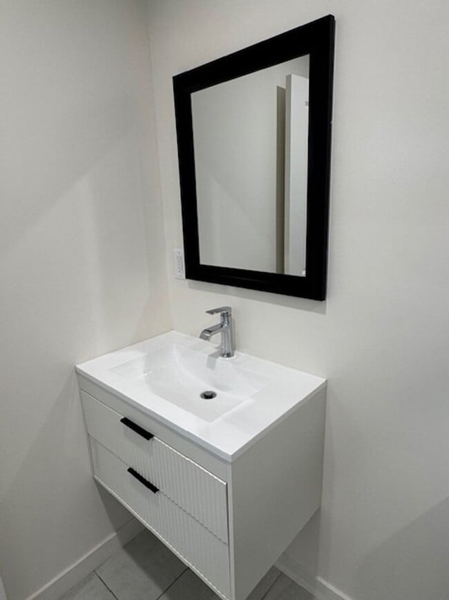 Building Photo - Modern-Brand New back house