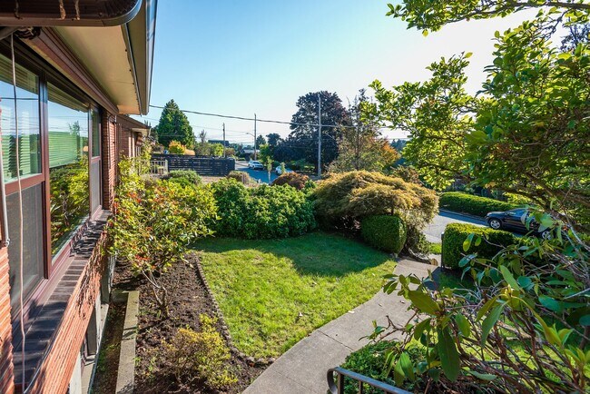 Building Photo - Beautiful Magnolia Brick close to village ...