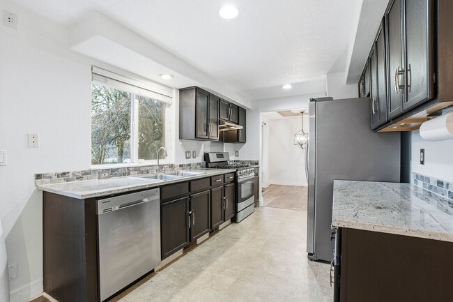 Building Photo - 10931 SE Henderson Dr