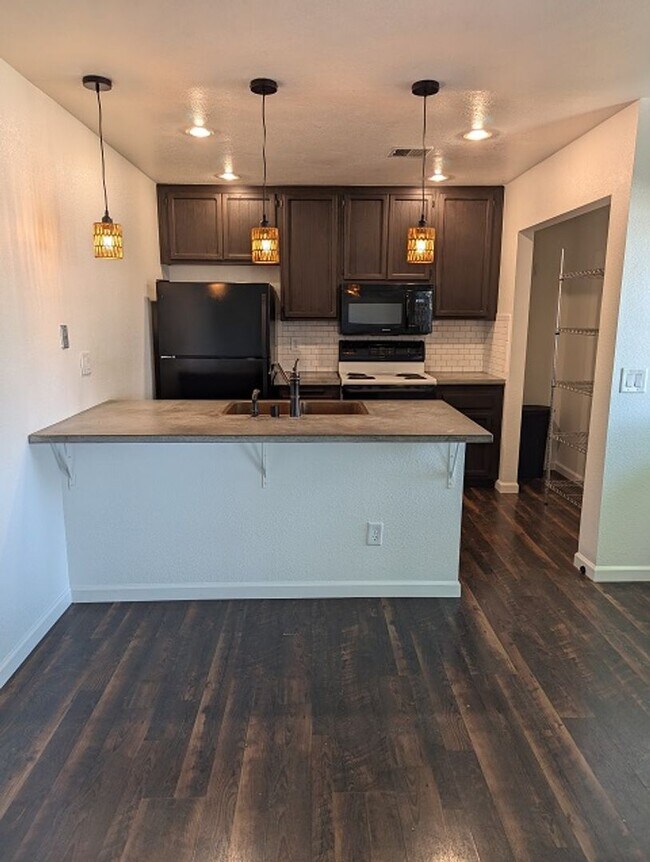Building Photo - 2 Bedroom-1 Bathroom Condo in Santee (Tras...