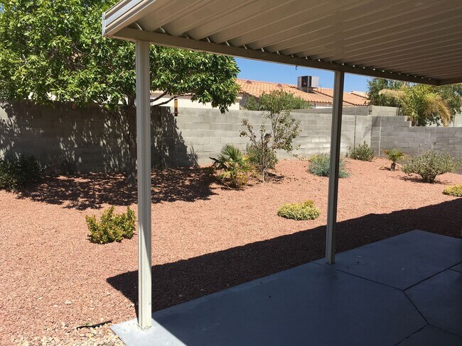 Building Photo - Great single-story home, 3brms, 2bath, 2crg.