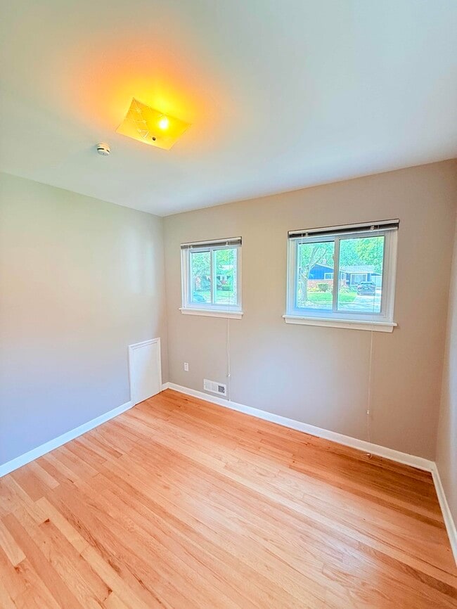 Building Photo - 1718 Cresthill Ave