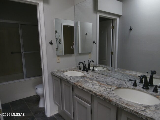 Building Photo - 870 W Calle de Emilia