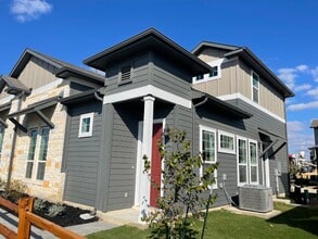 Building Photo - 1015 Vista View Dr