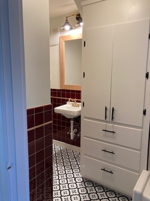 Building Photo - 702 6th Ave