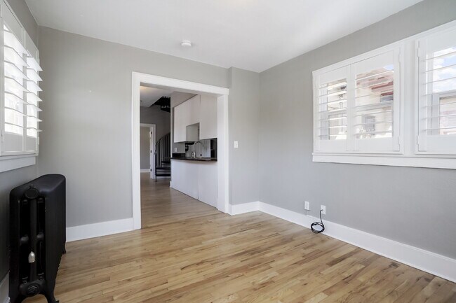 Building Photo - Two-Story Apartment with Parking in Uptown