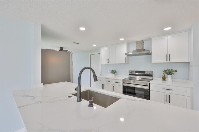 Building Photo - 423 Flamingo Dr