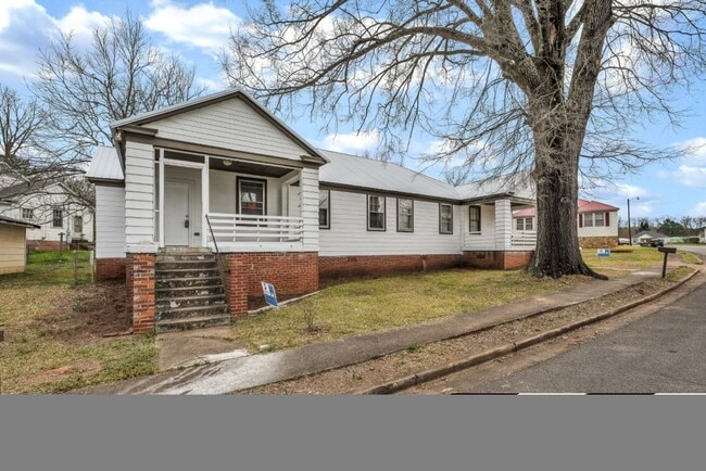 Building Photo - Updated 2-Bedroom Duplex – $800/month | Ta...