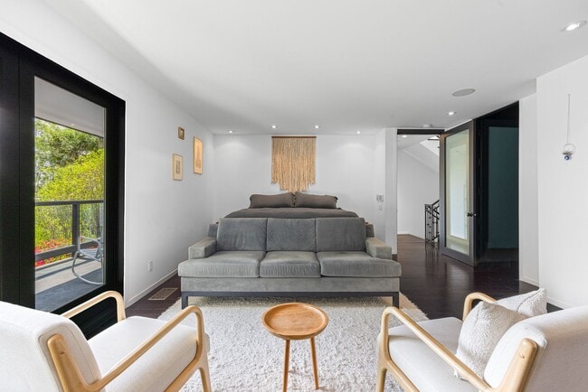 Building Photo - Architectural Contemporary with Panoramic ...