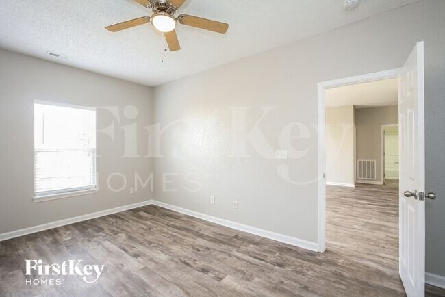 Building Photo - 15546 Outside Trail