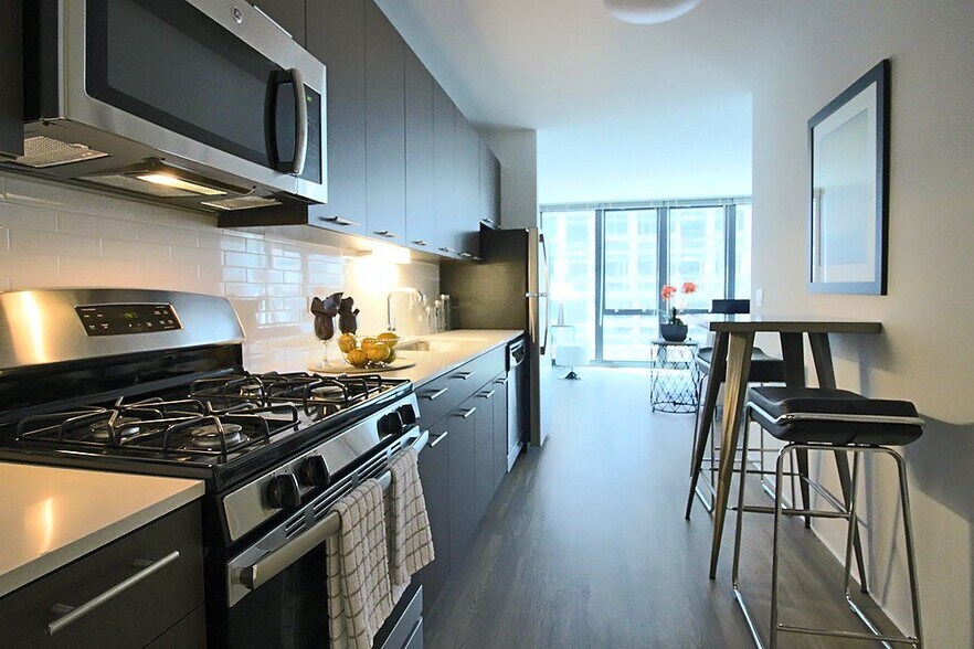 Building Photo - 617 N Wells St