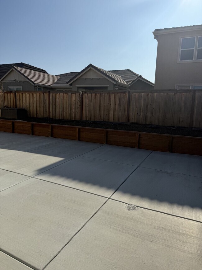 Building Photo - Beautiful 4 Bed, 3 Bath Home in Perfect Tracy Location