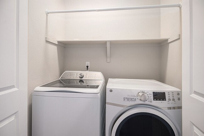 Building Photo - Stunningly Updated 3-Bedroom, 2-Bathroom T...