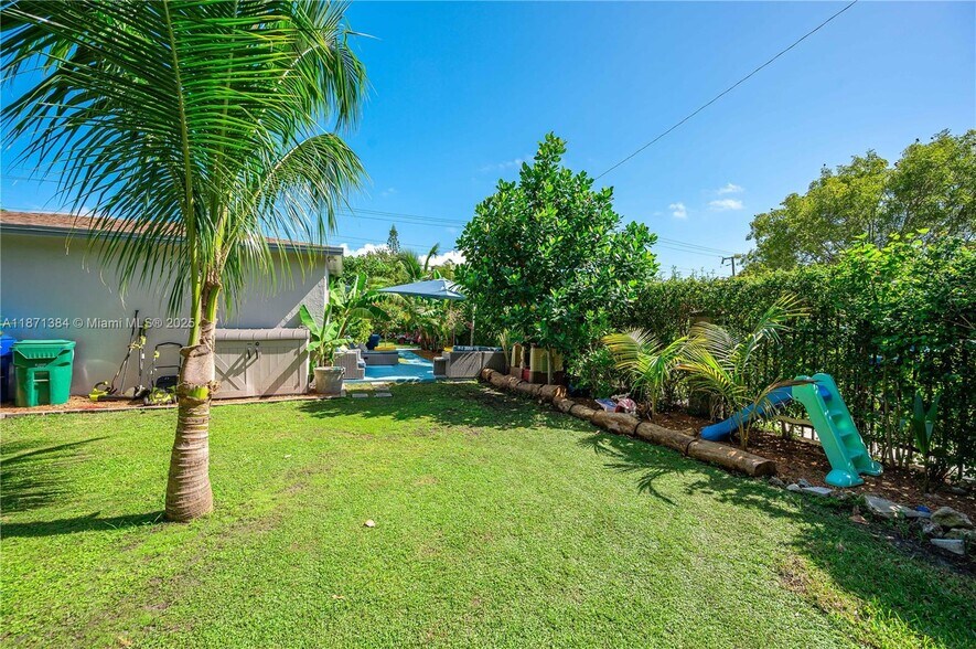 Building Photo - 2401 SW 26th St