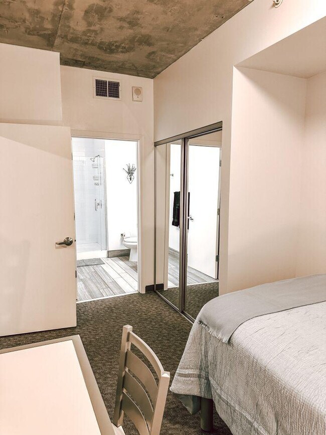 Building Photo - 1031 N Park Ave