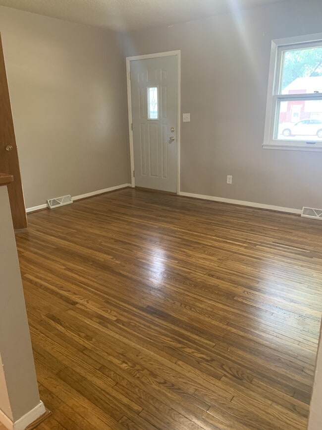 Building Photo - 513 W Clark St