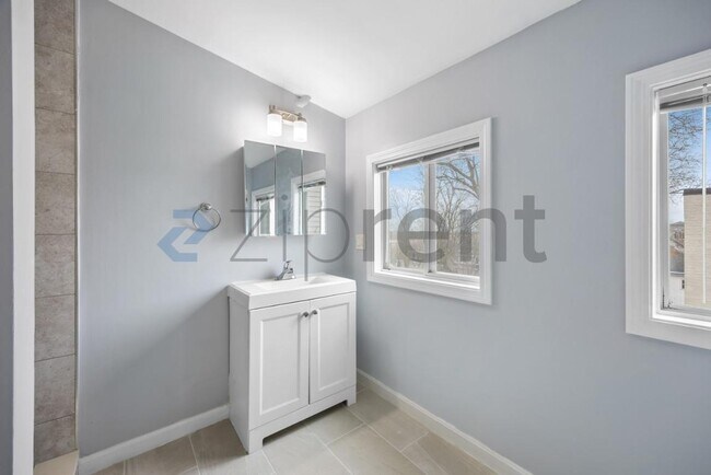 Building Photo - 92 Maple St