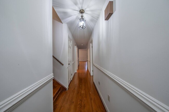 Building Photo - Prime Location!