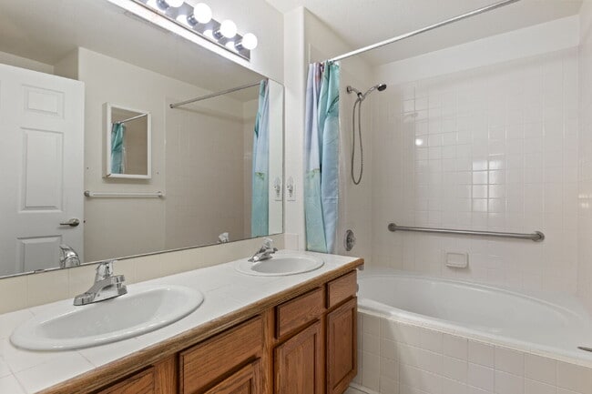 Building Photo - Fully Furnished Condo in Stratmoor Hills - Utilities Provided!