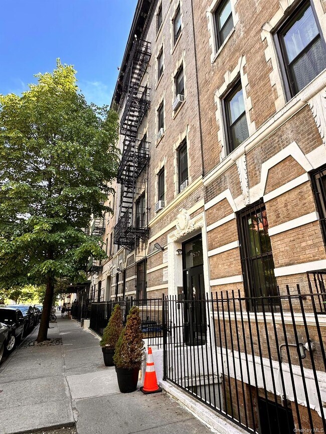 Building Photo - 522 W 151st St