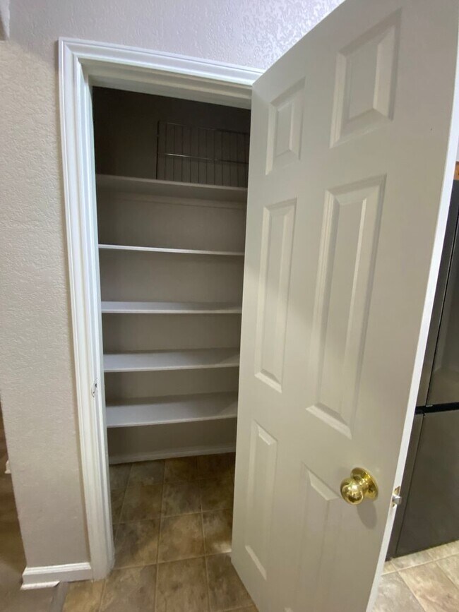 Building Photo - 3/2 Single Story ~ Conveniently located to...