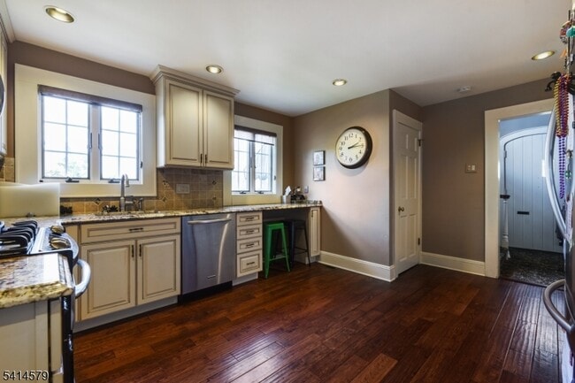 Building Photo - 869 Ridgewood Rd