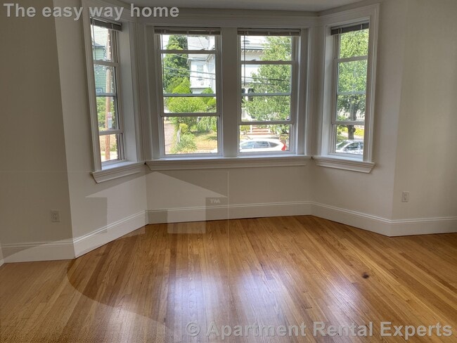 Building Photo - 170 Maple St