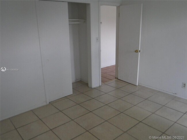 Building Photo - 1045 NE 39th Dr