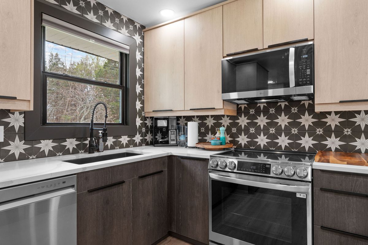 Building Photo - 118 Combs St