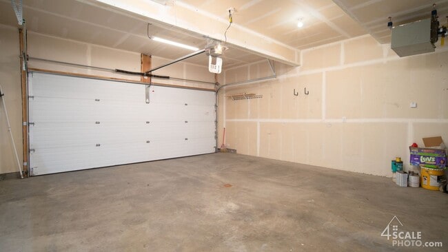 Building Photo - Beautiful East Anchorage 4 Bedroom Townhome